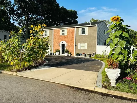 18 William St, Coram, NY 11727