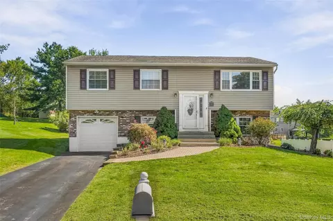 6 Liberty Ct, Washingtonville, NY 10992
