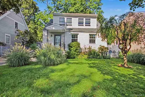 8 Curry Rd, Greenburgh, NY 10706