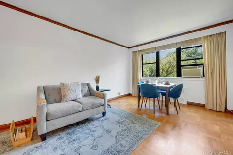 Living - 735 Kappock St #8F, New York, NY 10463 photo 2 of 3