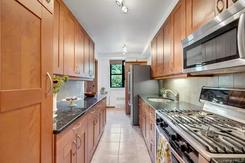 Kitchen - 735 Kappock St #8F, New York, NY 10463 photo 3 of 6