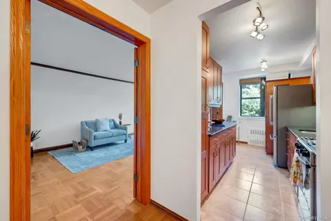 Entry Way - 735 Kappock St #8F, New York, NY 10463 photo 1 of 3
