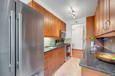Kitchen - 735 Kappock St #8F, New York, NY 10463 photo 4 of 6