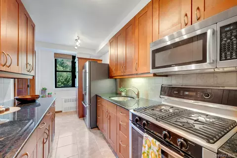 Kitchen - 735 Kappock St #8F, New York, NY 10463 photo 2 of 6