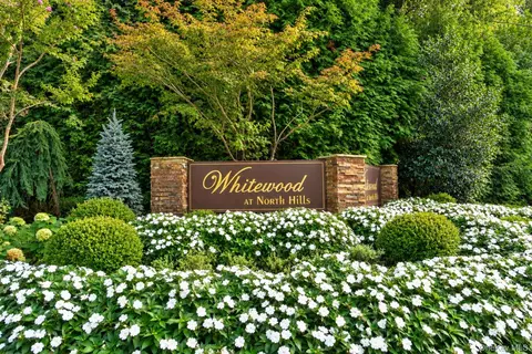 19 Woodcrest Dr, North Hempstead, NY 11576