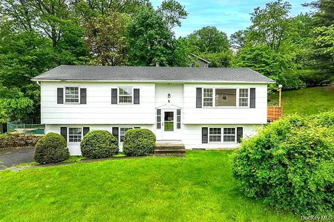 1 S Delaware Dr, Clarkstown, NY 10960
