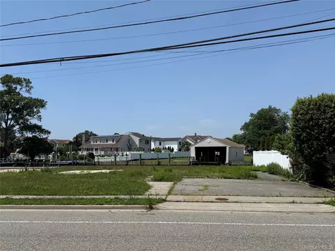 66 Alhambra Rd, Oyster Bay, NY 11758