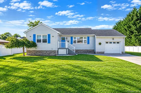 1477 6th St, West Babylon, NY 11704
