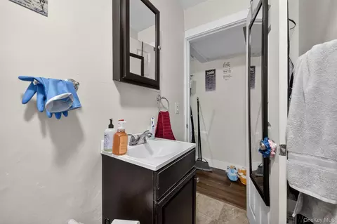 Bath - 113 Old Bay, Peekskill, NY 10566 photo 1 of 2