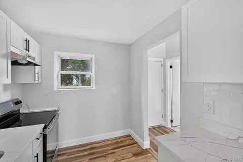 Entry Way - 3 Waterview Est, Peekskill, NY 10566 photo 1 of 3