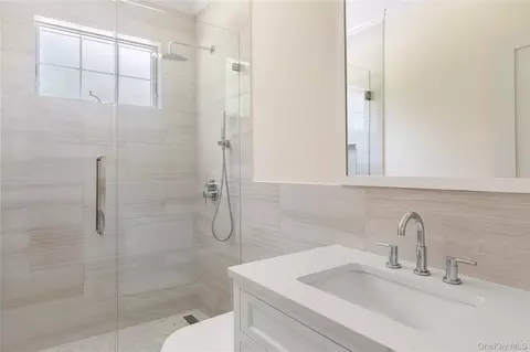 Bath - 541 Split Rock Rd, Syosset, NY 11791 photo 1 of 8
