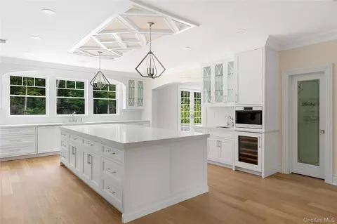 Kitchen - 541 Split Rock Rd, Syosset, NY 11791 photo 2 of 4