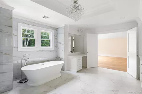 Bath - 541 Split Rock Rd, Syosset, NY 11791 photo 4 of 8