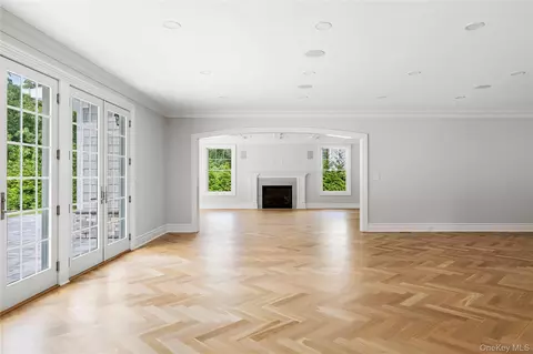 Living - 541 Split Rock Rd, Syosset, NY 11791 photo 2 of 3