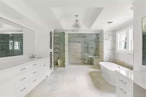 Bath - 541 Split Rock Rd, Syosset, NY 11791 photo 3 of 8