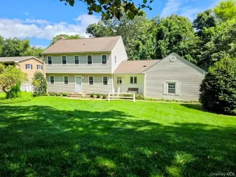 23 Peterborough Dr, Northport, NY 11768