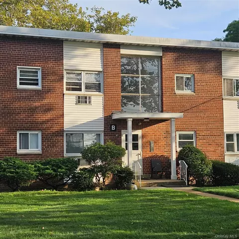 125 Hempstead Gardens Dr #B1D, West Hempstead, NY 11552