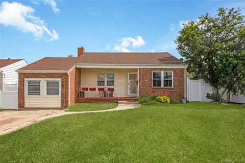 19 Rainbow Ln, Lindenhurst, NY 11757