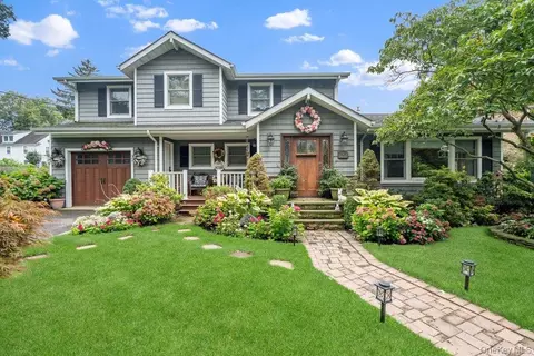 4 Smull Ln, North Hempstead, NY 11050