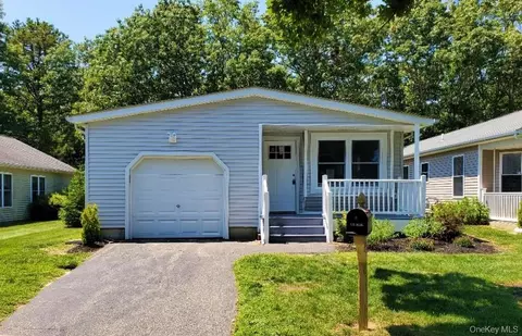 201 Village Cir W, Manorville, NY 11949
