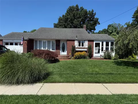 244 Ocean Ave, Massapequa Park, NY 11762