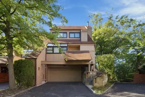 19 John Bean Ct, North Hempstead, NY 11050