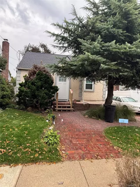 18 Grand St, Meacham, NY 11003