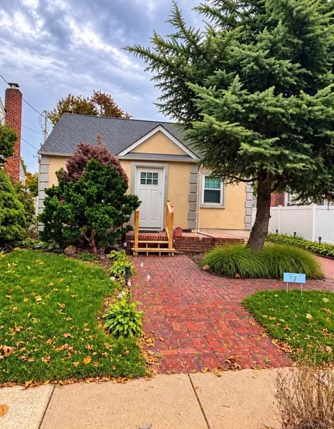 18 Grand St, Meacham, NY 11003
