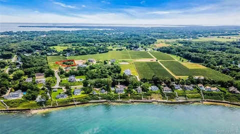 705 Wildberry Ln, Southold, NY 11971