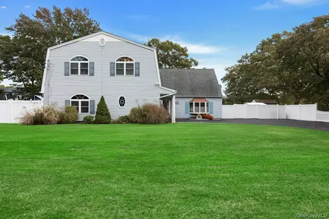 963 Sycamore Ave, Bohemia, NY 11716