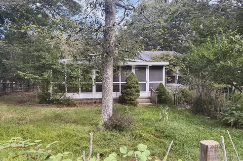 11 Robinhood Ln, Southampton, NY 11968