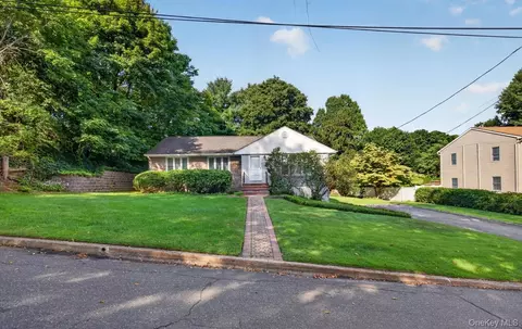 31 Francis Ter, Glen Cove, NY 11542