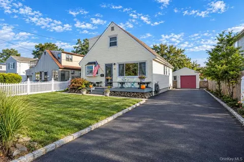 41 E Saltaire Rd, Lindenhurst, NY 11757