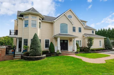 547 Shore Dr, Oakdale, NY 11769