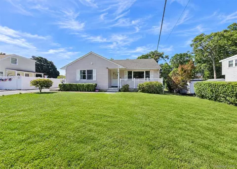 80 Carroll Ave, Ronkonkoma, NY 11779
