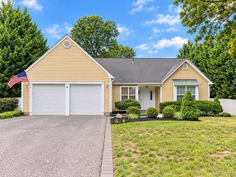 6 Royal Dr, Coram, NY 11727