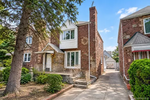 45-23 Utopia Pkwy, Flushing, NY 11358