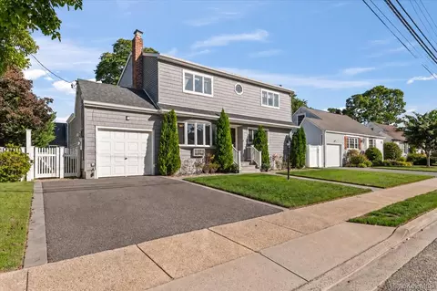 89 3rd Ave, Massapequa Park, NY 11762