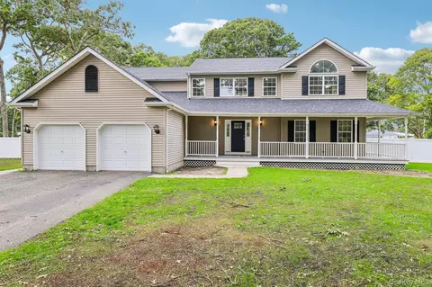 68 Margin Dr W, Shirley, NY 11967