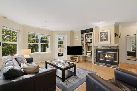 Living - 111 Highridge Ct, Peekskill, NY 10566 photo 2 of 4