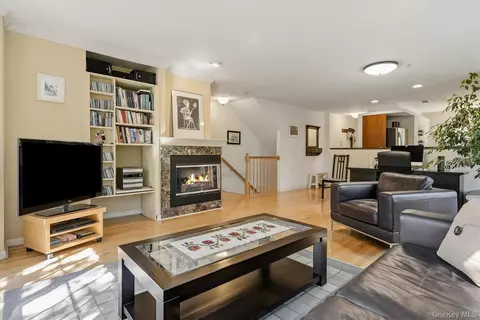 Living - 111 Highridge Ct, Peekskill, NY 10566 photo 3 of 4