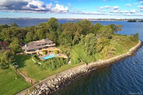 15 Gatsby Ln, North Hempstead, NY 11024