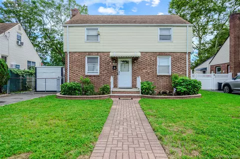 596 Irving St, North Hempstead, NY 11590