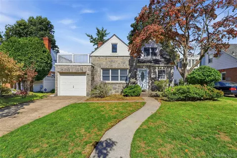 41 Oak Dr, North Hempstead, NY 11040