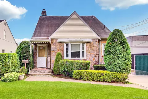 569 Greenway E, West Hempstead, NY 11552