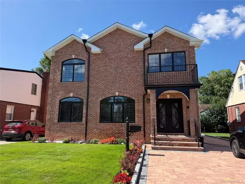 1519 New Hyde Park Dr, North Hempstead, NY 11040