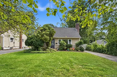 20 W 18th St, Huntington Station, NY 11746
