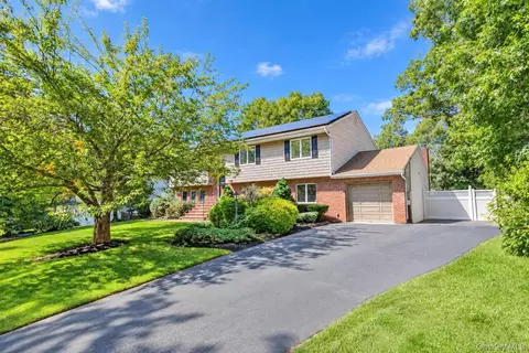 137 Ridgewood Ave, Farmingville, NY 11738