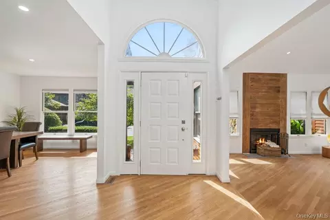 Entry Way - 20 Hunt Ct, Jericho, NY 11753 photo 1 of 4