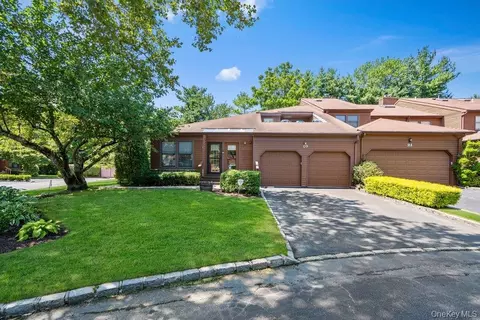 Exterior - 20 Hunt Ct, Jericho, NY 11753 photo 3 of 7